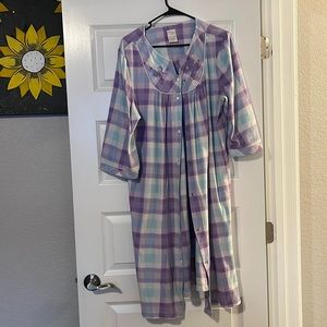 Button sleeping gown